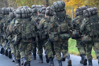 Nach einer Serie von Skandalen innerhalb der Bundeswehr, hat Verteidigungsministerin von der Leyen die Reißleine gezogen.