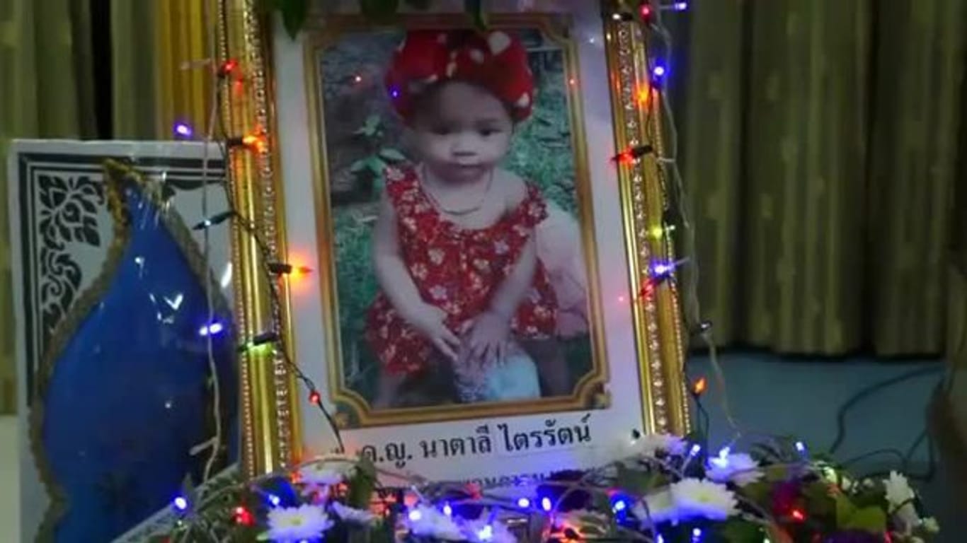 In Thailand hat ein Vater sein elfmonatiges Kind ermordet und anschließend Selbstmord begangen.