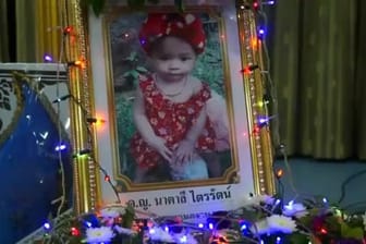 In Thailand hat ein Vater sein elfmonatiges Kind ermordet und anschließend Selbstmord begangen.