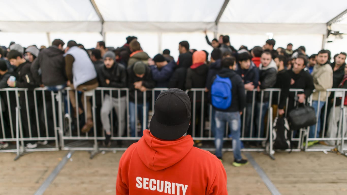 In einem Zelt im Hof des Landesamts für Gesundheit und Soziales (Lageso) in Berlin warten Flüchtlinge auf Einlass.