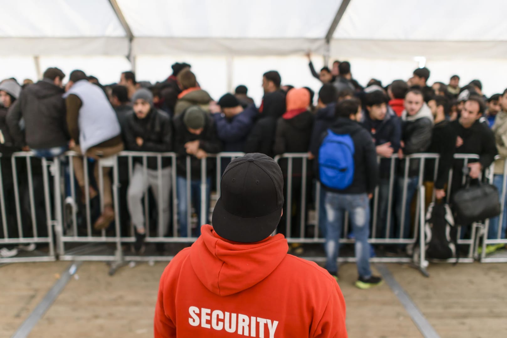 In einem Zelt im Hof des Landesamts für Gesundheit und Soziales (Lageso) in Berlin warten Flüchtlinge auf Einlass.