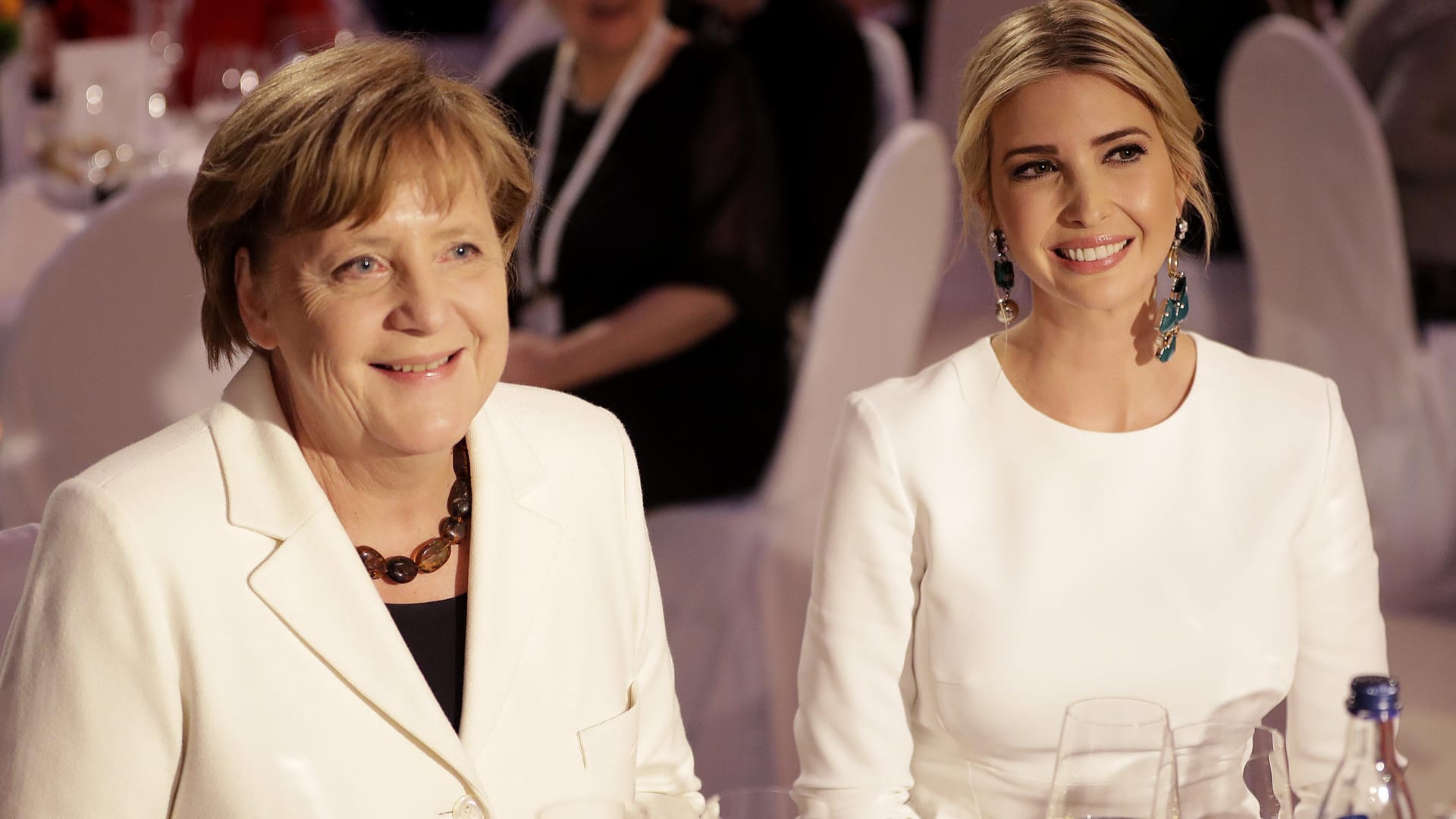 Ivanka Trump, die Tochter und Beraterin des US-Präsidenten, und Bundeskanzlerin Angela Merkel sitzen am 25.04.2017 in Berlin während eines Dinners in der Deutschen Bank nebeneinander, nachdem sie an einem internationalen Gipfel zur Stärkung von Frauen teilgenommen haben.