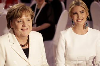 Ivanka Trump, die Tochter und Beraterin des US-Präsidenten, und Bundeskanzlerin Angela Merkel sitzen am 25.04.2017 in Berlin während eines Dinners in der Deutschen Bank nebeneinander, nachdem sie an einem internationalen Gipfel zur Stärkung von Frauen teilgenommen haben.