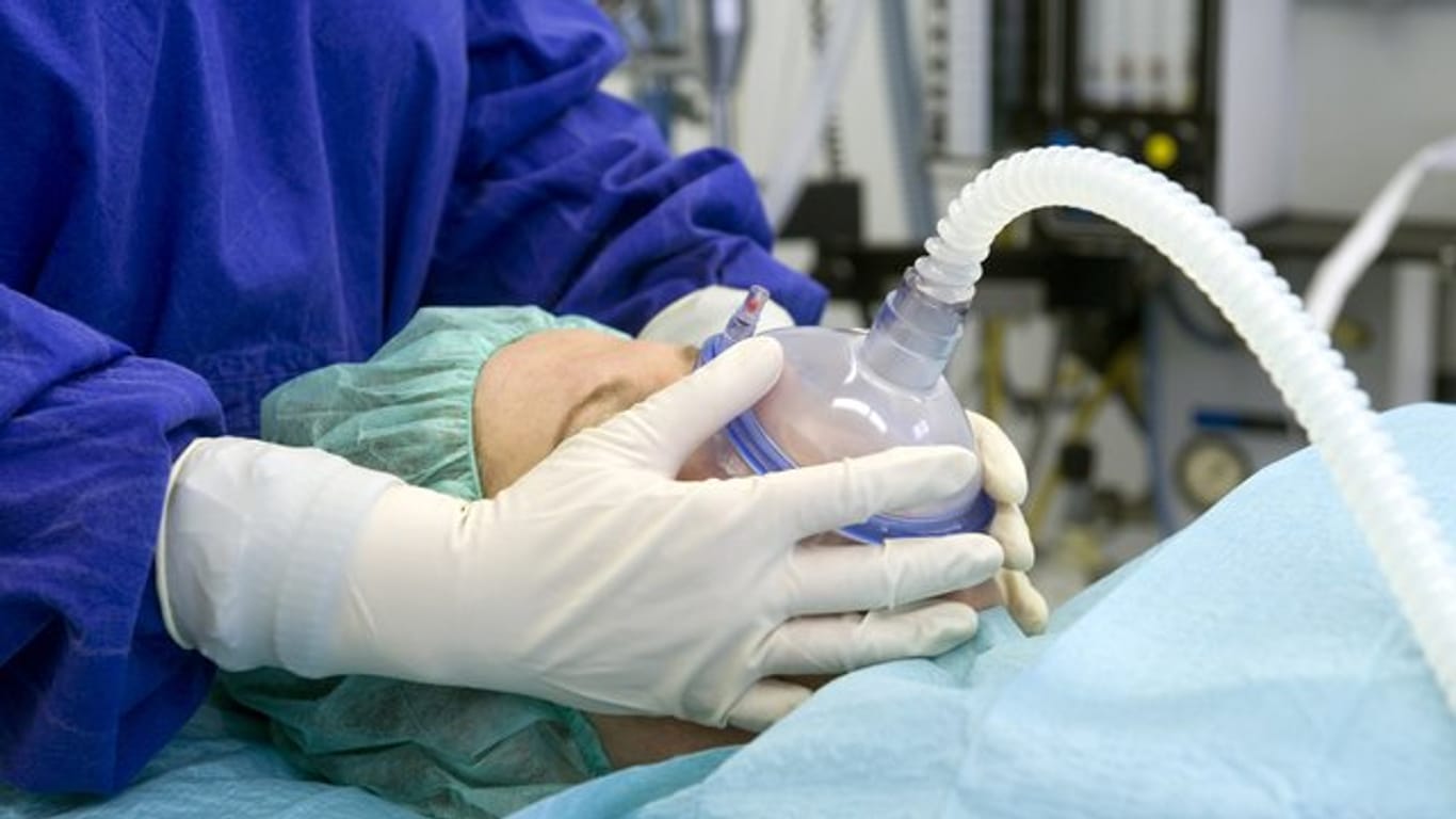 Eine Patientin wird mit Narkose auf die Operation vorbereitet.