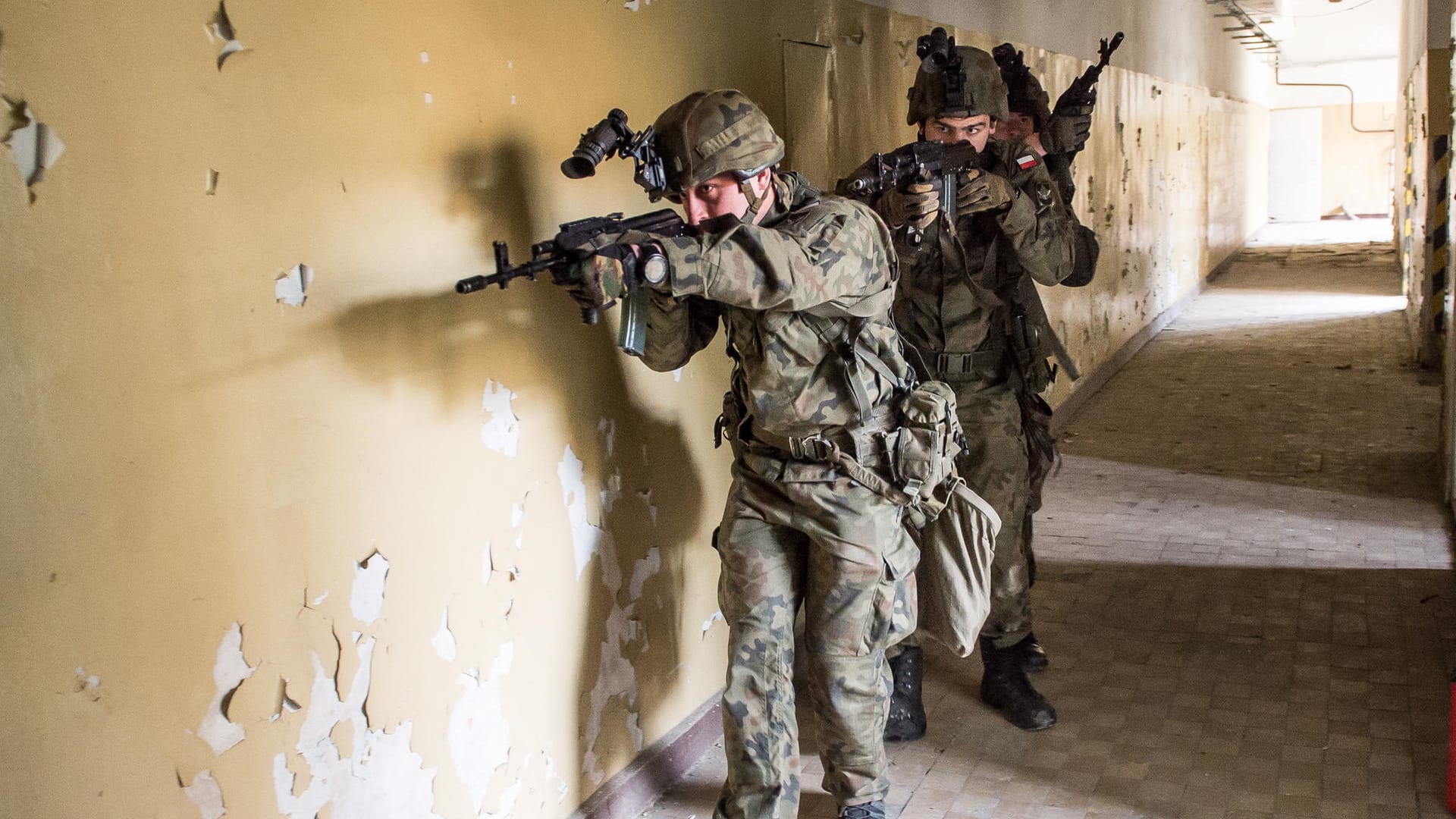 Soldaten der polnischen Armee trainieren bei einer Übung in Breslau (Polen). Wenn es nach der polnischen Regierung geht, sollen auch bald Schüler an der Waffe geschult werden. Soldaten der polnischen Armee trainieren bei einer Übung in Breslau (Polen). Wenn es nach der polnischen Regierung geht, sollen auch bald Schüler an der Waffe geschult werden.