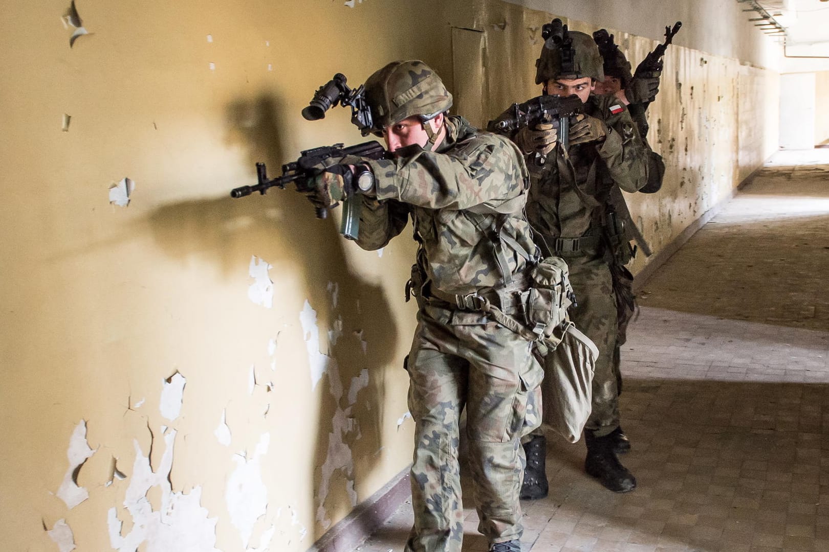 Soldaten der polnischen Armee trainieren bei einer Übung in Breslau (Polen). Wenn es nach der polnischen Regierung geht, sollen auch bald Schüler an der Waffe geschult werden.