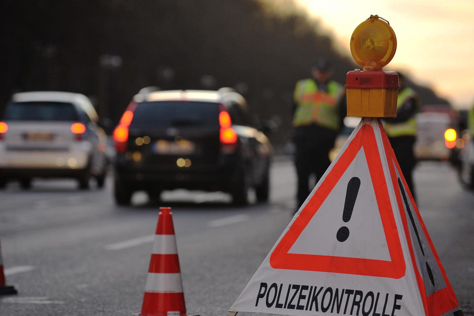 Polizei darf Verkehrskontrollen fingieren.