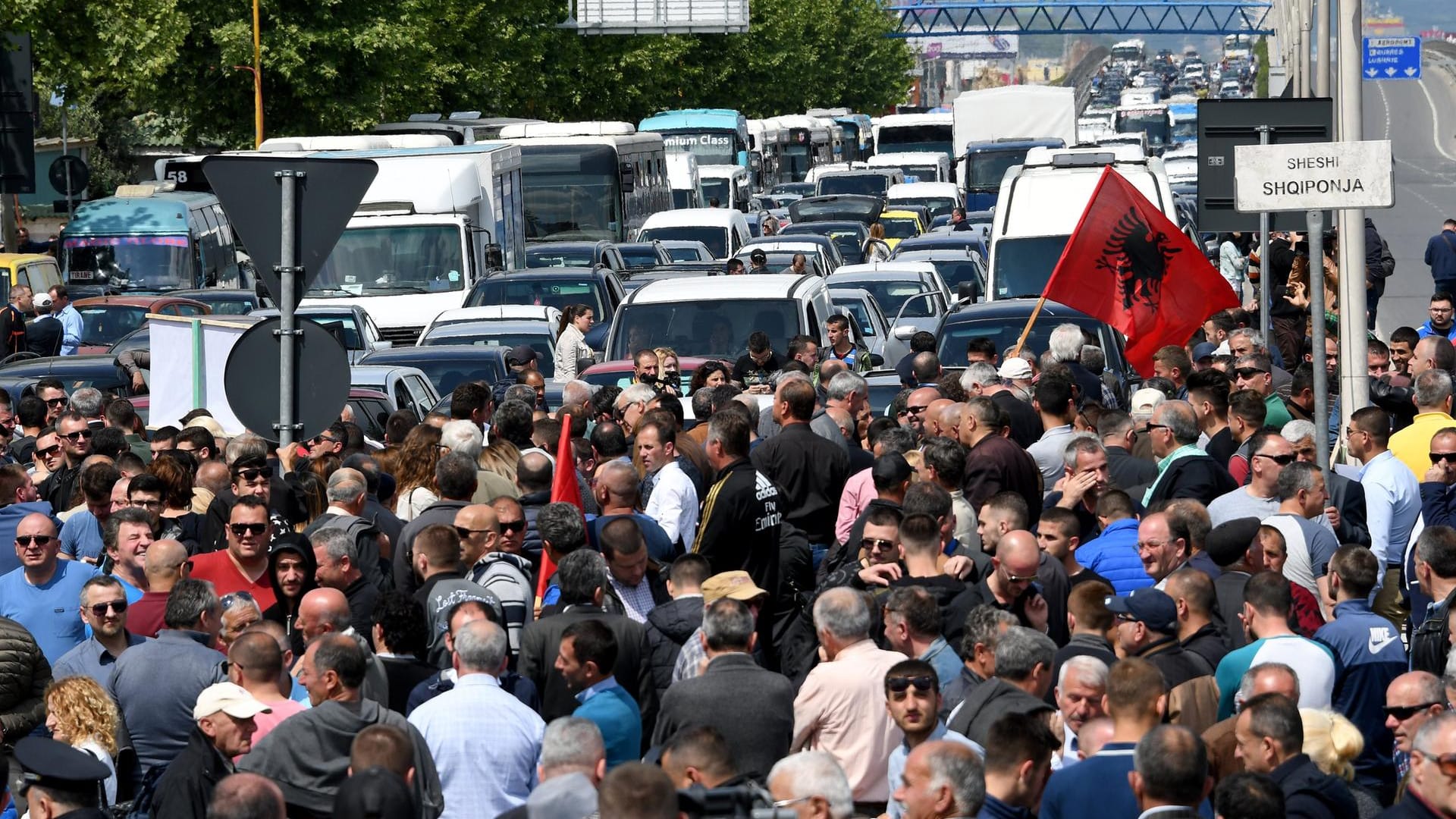 Oppositionsanhänger versuchen mit Straßenblockaden Druck auf die Regierung auszuüben. Oppositionsanhänger versuchen mit Straßenblockaden Druck auf die Regierung auszuüben.