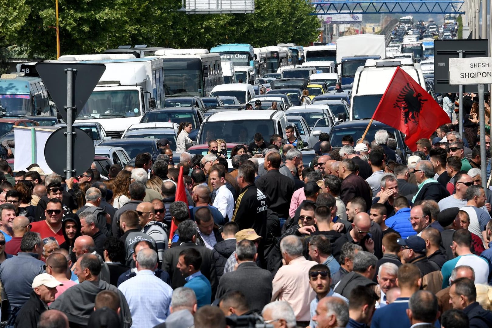 Oppositionsanhänger versuchen mit Straßenblockaden Druck auf die Regierung auszuüben.