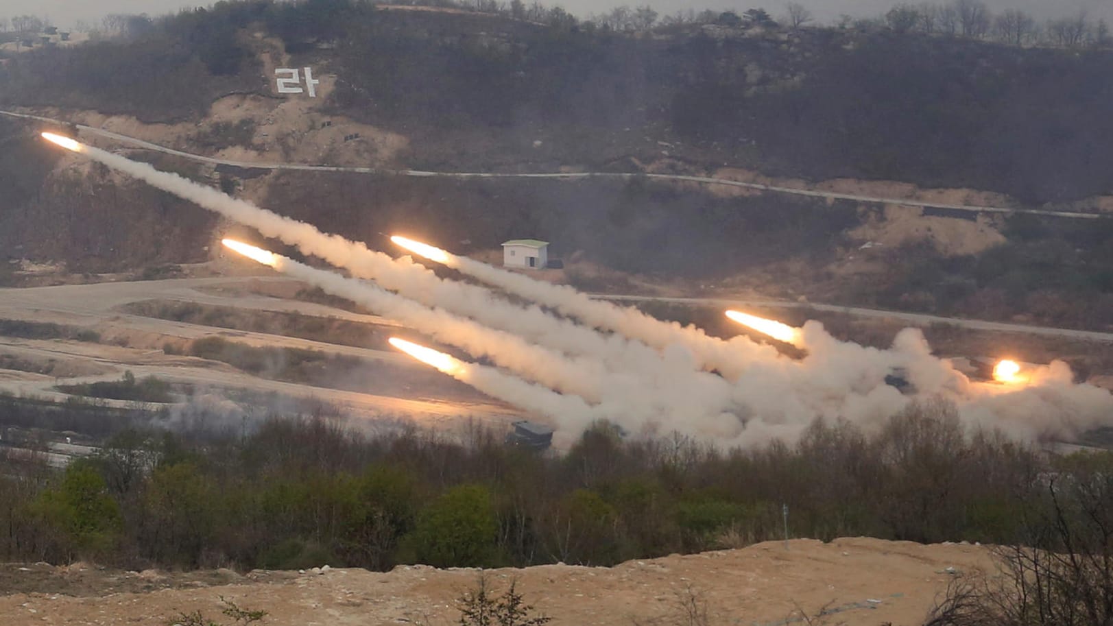 Südkoreanische Raketenwerfer feuern während eines gemeinsamen Trainingsmanövers mit US-Streitkräften. Südkoreanische Raketenwerfer feuern während eines gemeinsamen Trainingsmanövers mit US-Streitkräften.