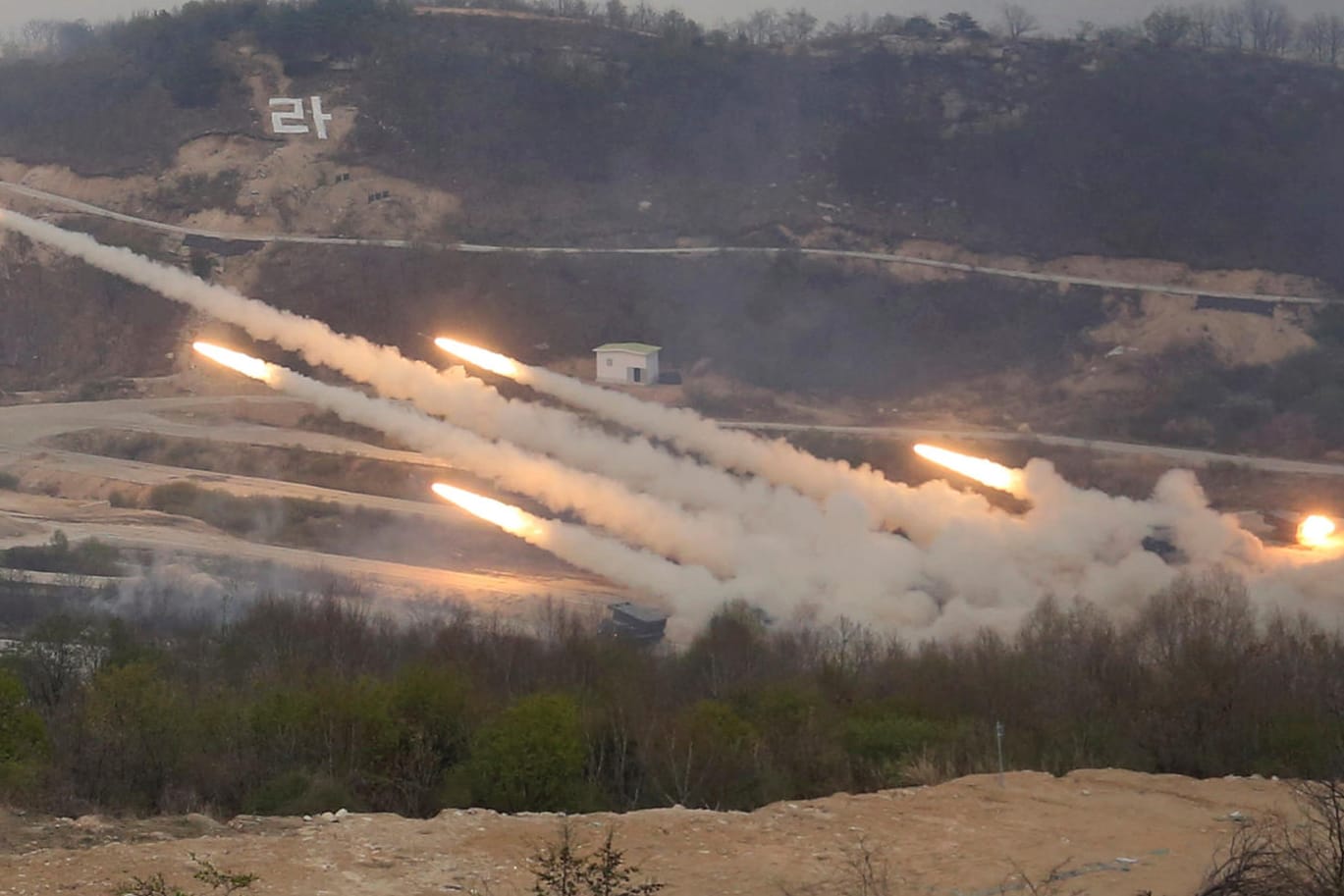 Südkoreanische Raketenwerfer feuern während eines gemeinsamen Trainingsmanövers mit US-Streitkräften.