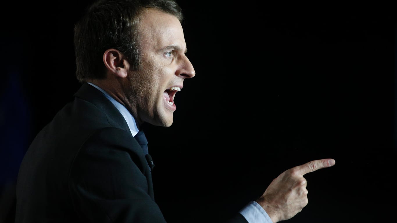 Emmanuel Macron hat seine rechtspopulistische Konkurrentin Marine Le Pen ungewöhnlich scharf angegriffen.