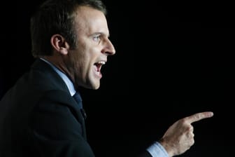 Emmanuel Macron hat seine rechtspopulistische Konkurrentin Marine Le Pen ungewöhnlich scharf angegriffen.