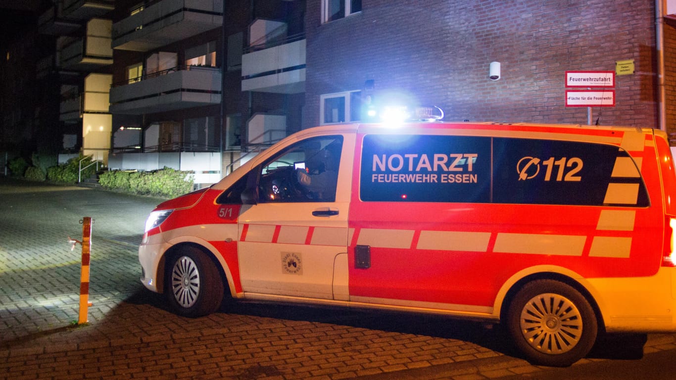 Ein Notarzt-Fahrzeug steht in Essen vor dem Mehrfamilienhaus, in dem ein Ruhestörer erschossen wurde.