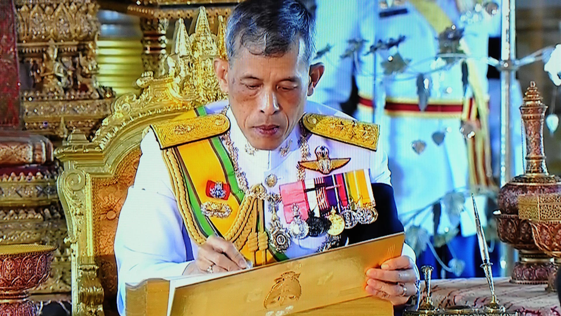 So tritt Maha Vajiralongkorn normalerweise in die Öffentlichkeit.