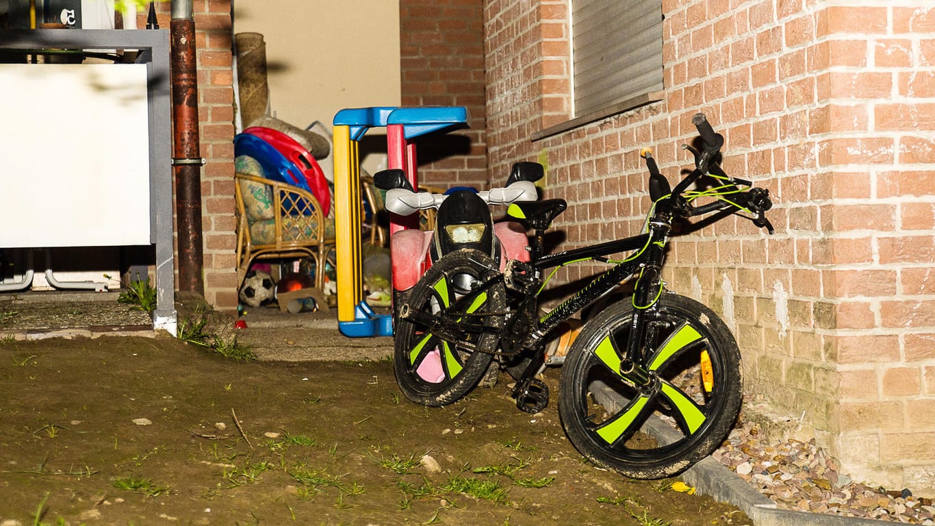 In einem Haus in Bad Driburg (Nordrhein-Westfalen) ist es in der Nacht zu Donnerstag ist es zu einem Familiendrama gekommen. Ein Familienvater erstach hier zwei seiner drei Kinder.
