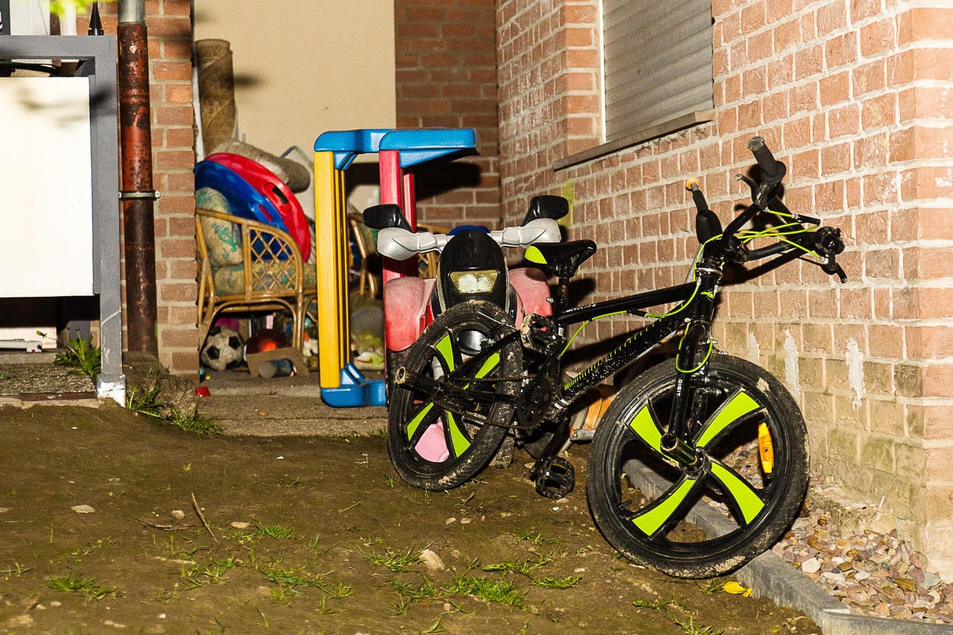 In einem Haus in Bad Driburg (Nordrhein-Westfalen) ist es in der Nacht zu Donnerstag ist es zu einem Familiendrama gekommen. Ein Familienvater erstach hier zwei seiner drei Kinder.