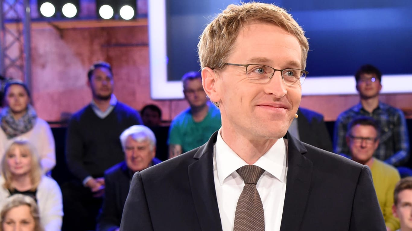 Der CDU-Spitzenkandidat für die Landtagswahl in Schleswig-Holstein, Daniel Günther, steht vor dem Fernsehduell der beiden Spitzenkandidaten im Studio.