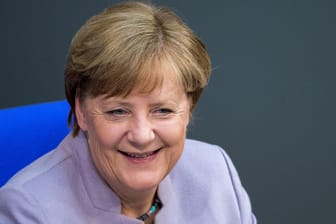 Bundeskanzlerin Angela Merkel (CDU) konnte sich ein Lächeln nicht verkneifen.