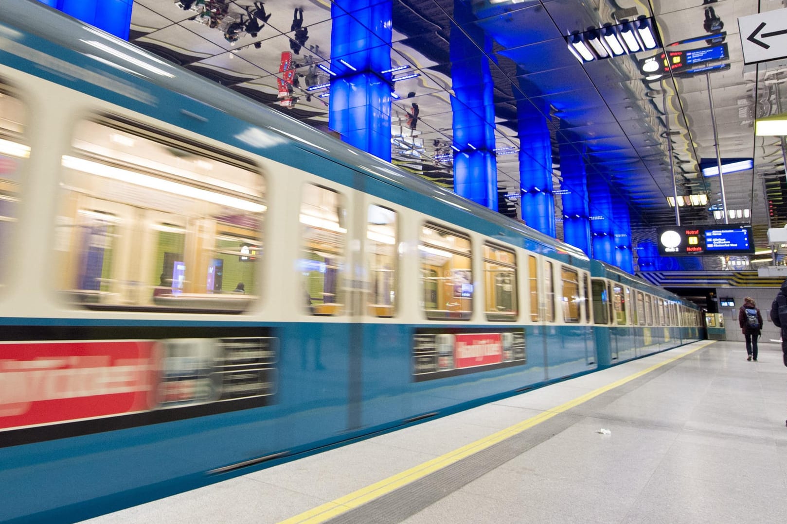 Eine Frau aus Jena stieß einen ihr fremden Mann vor eine Münchner U-Bahn.