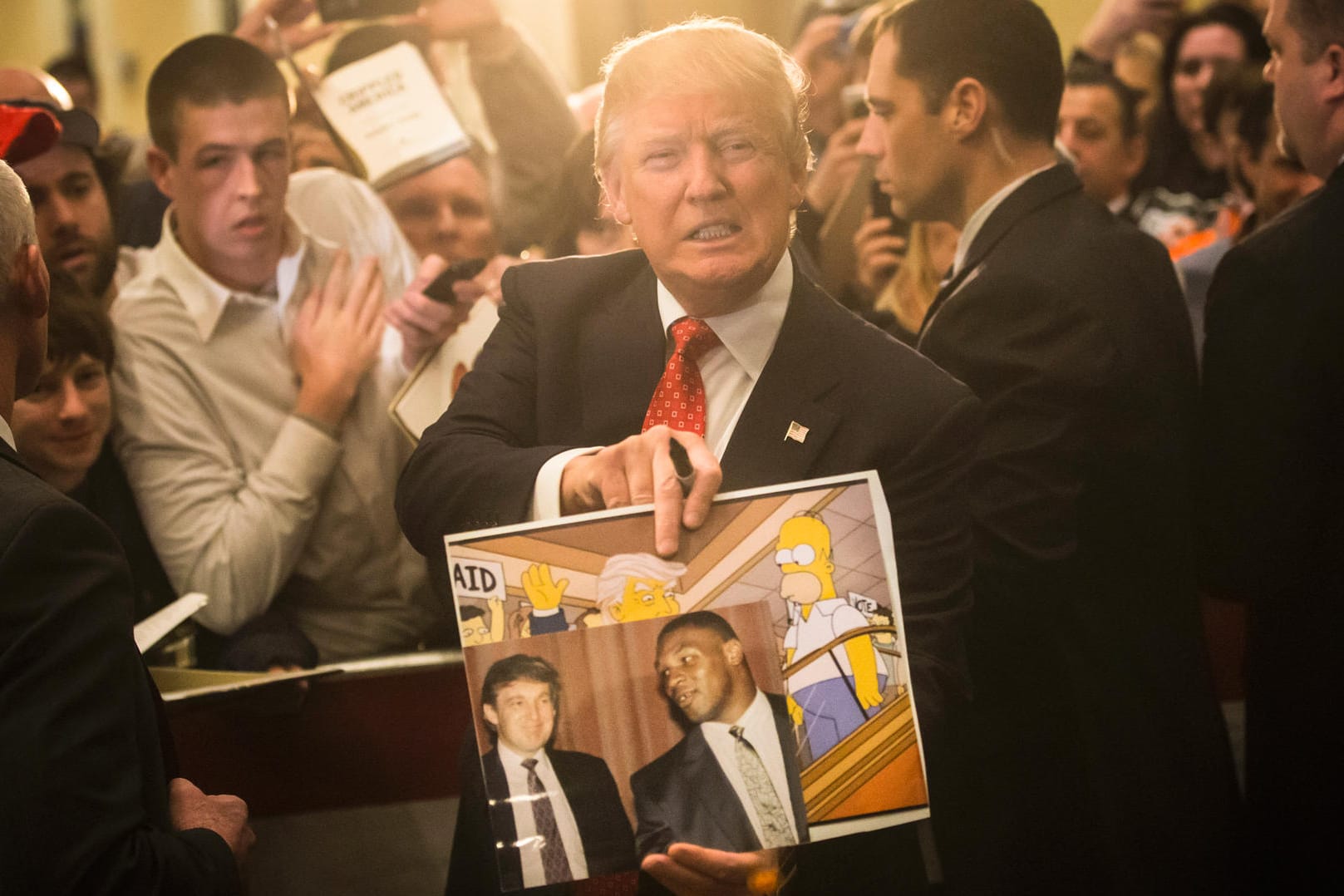 Bei einem Wahlkampfauftritt posiert Donald Trump mit einem Bild, dass ihn bei der Zeichentrickserie "Die Simpsons" zeigt.