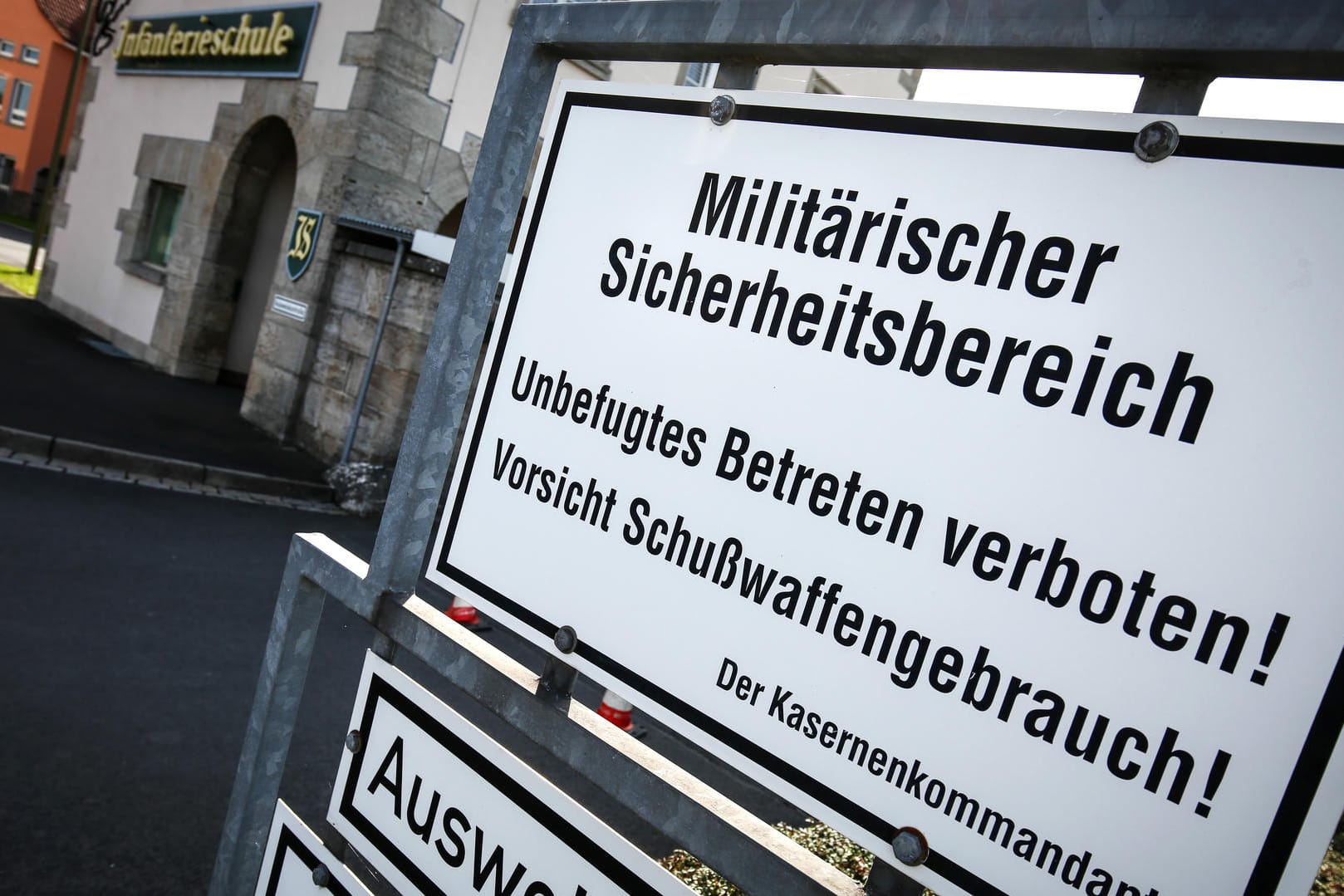 Das Haupttor zur Infanterieschule Hammelburg - In der bayrischen Kaserne und Truppenausbildungszentrum wurde der 28-jährige Oberleutnant am 26.04.2017 festgenommen.