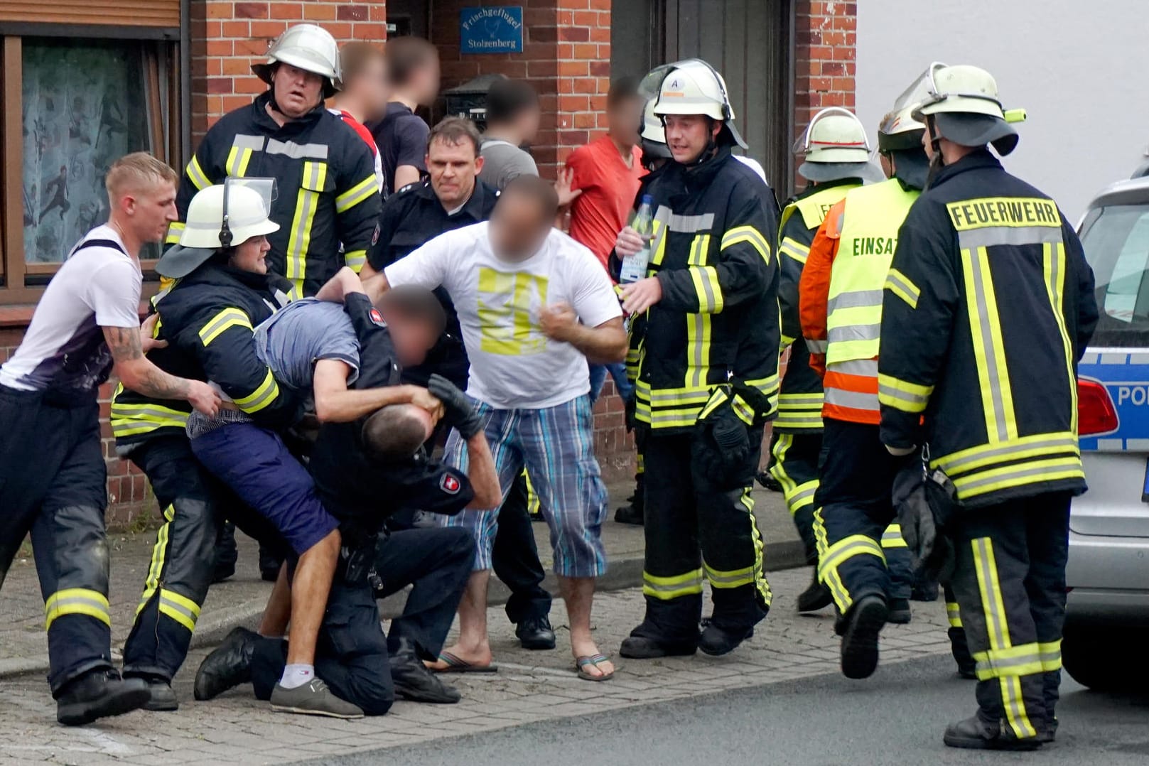 Drei Männer behindern am 05. Juli 2015 in Bremervörde (Niedersachsen) nach einem tödlichen Unfall die Arbeit der Rettungskräfte.