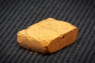 Ein Eisenoxyd-haltiger Ziegel in einem Labor an der Universität von San Diego. Werden bald Menschen daraus Häuser auf dem Mars bauen?