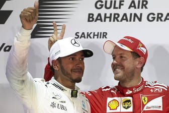 Beim Wüsten-Rennen in Sakhir ließ Sebastian Vettel Lewis Hamilton hinter sich.