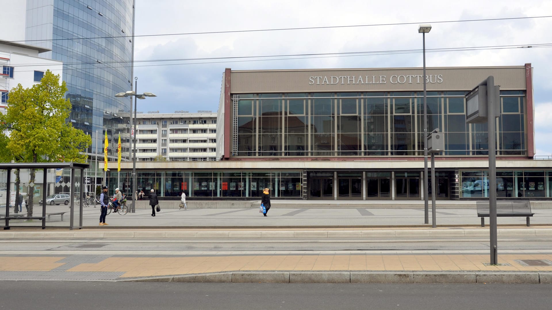 In der Nacht zu Karsamstag war eine 22-Jährige vor der Cottbuser Stadthalle auf eine Straße getreten, wo ein Auto sie erfasste.