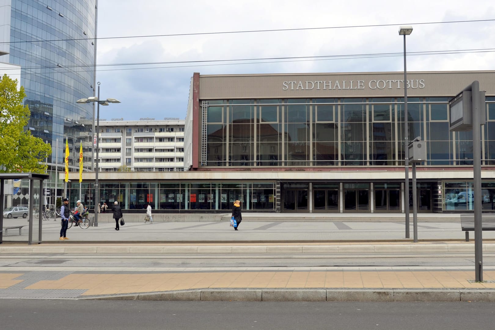 In der Nacht zu Karsamstag war eine 22-Jährige vor der Cottbuser Stadthalle auf eine Straße getreten, wo ein Auto sie erfasste.