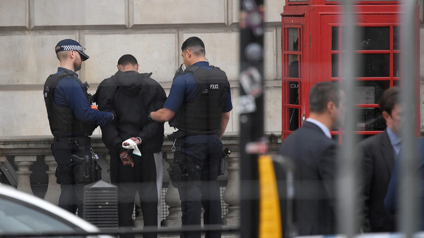 Bewaffnete Polizisten nehmen einen Mann in der Whitehall Road fest.