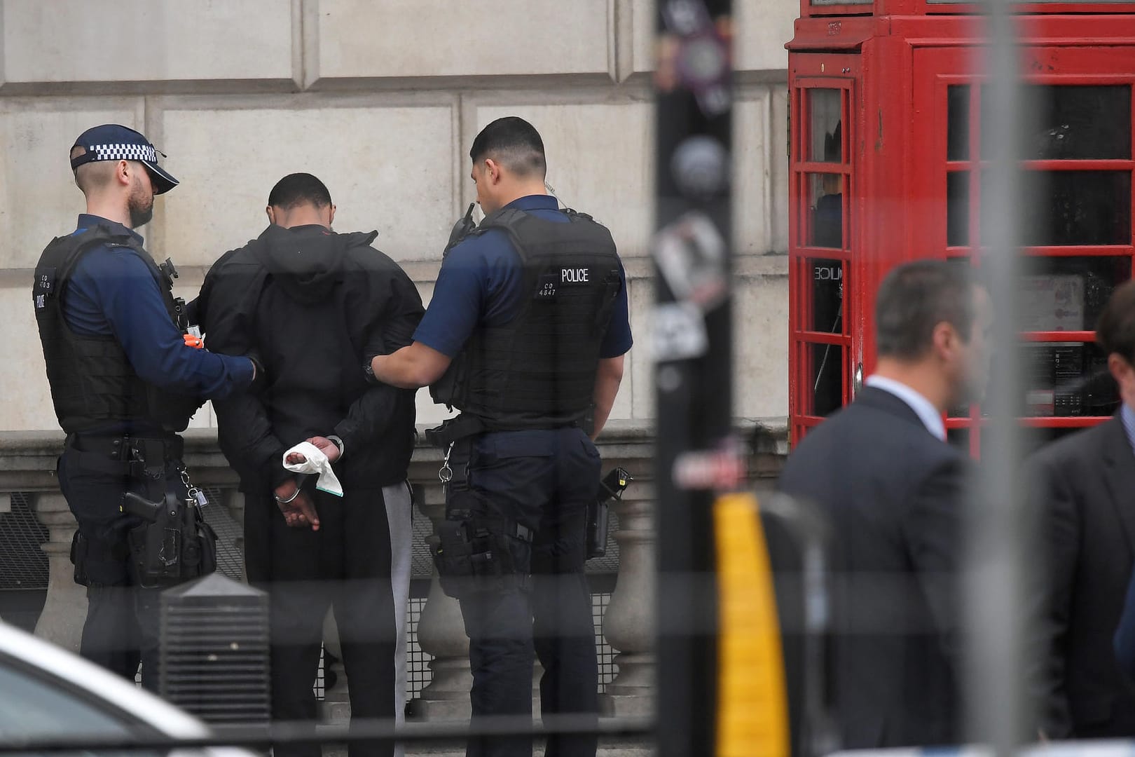 Bewaffnete Polizisten nehmen einen Mann in der Whitehall Road fest.