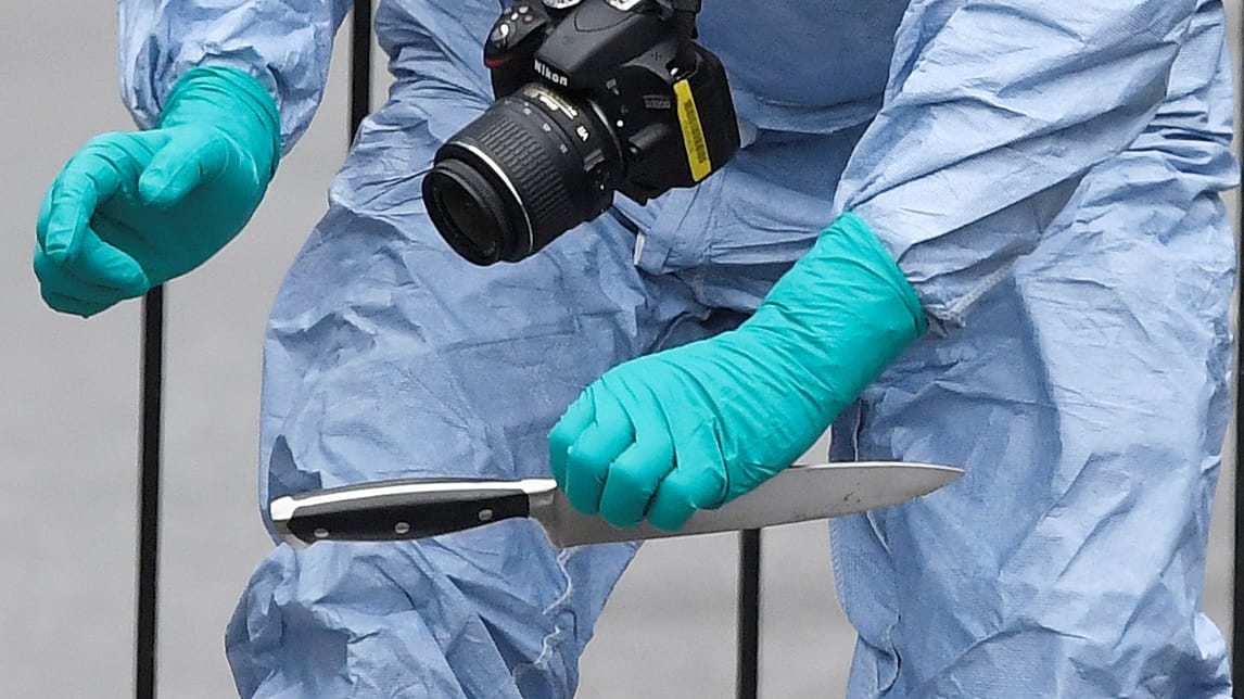 Ein forensischer Ermittler sichert eines der Messer, das angeblich bei dem Festgenommenen gefunden wurde.