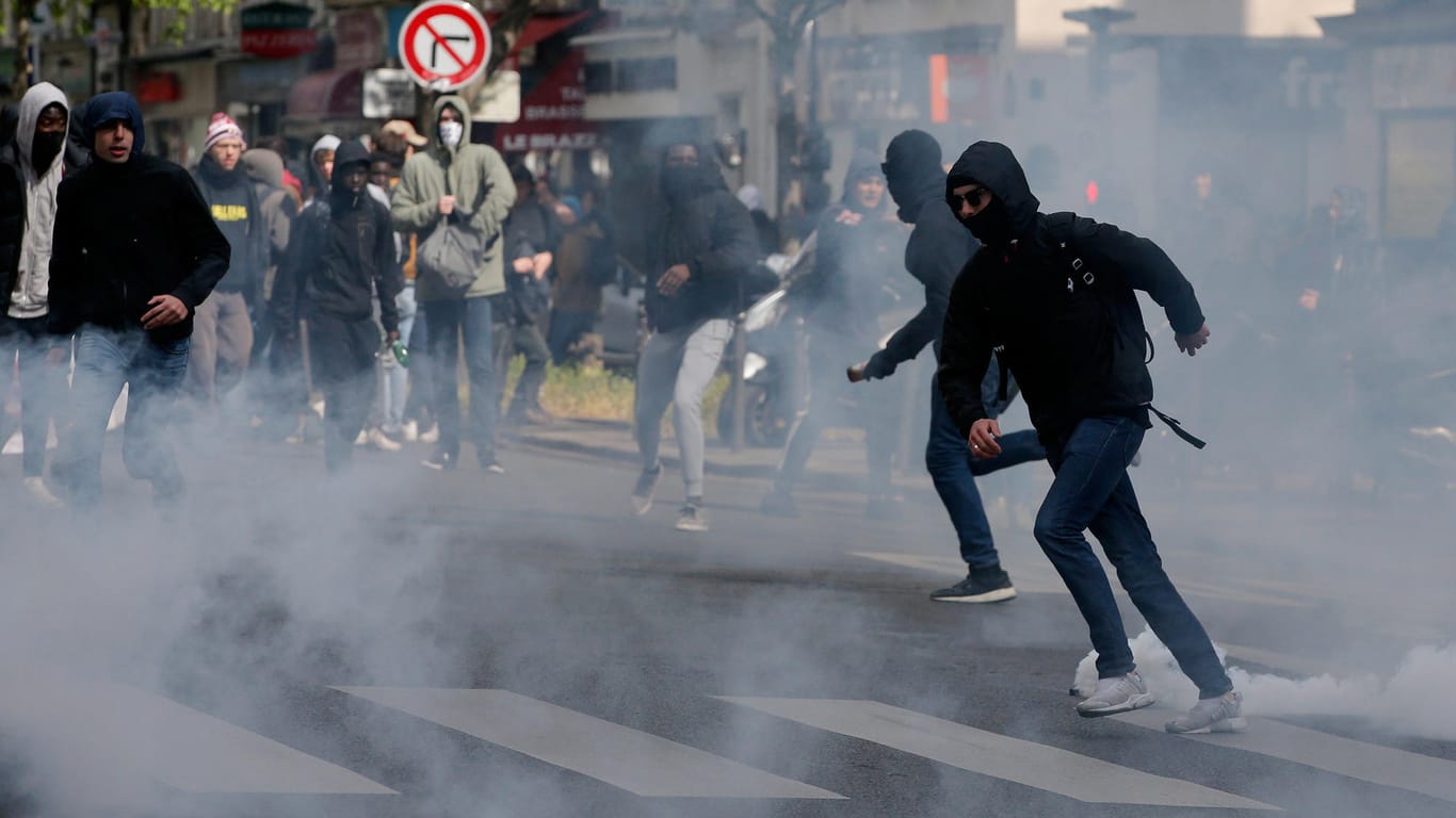 Gewaltsame Auseinandersetzung mit der Polizei: Studenten rennen durch Tränengaswolken bei Protestaktion gegen das Ergebnis der ersten Wahlrunde.