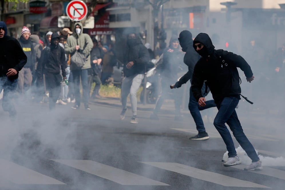 Gewaltsame Auseinandersetzung mit der Polizei: Studenten rennen durch Tränengaswolken bei Protestaktion gegen das Ergebnis der ersten Wahlrunde.