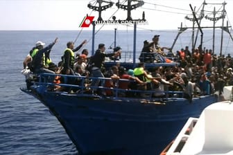 Flüchtlinge auf dem Mittelmeer werden von der italienischen Küstenwache gerettet.