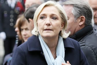 Mitten im Wahlkampf-Endspurt der Rechtspopulistin Marine Le Pen werden neue Vorwürfe bekannt.