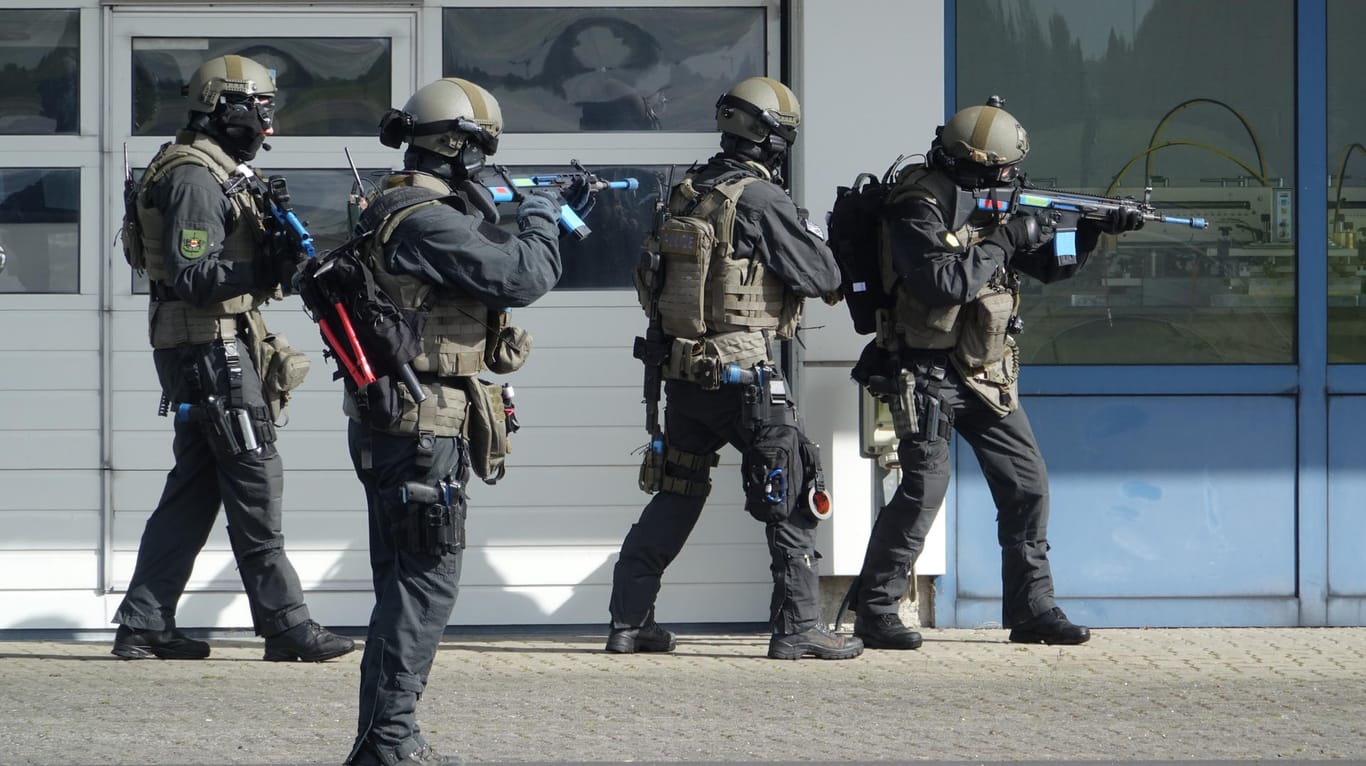 An der Terrorabwehr-Übung beteiligen sich im Großraum Kiel rund 1500 Polizisten, Rettungskräfte und Opfer-Darsteller.