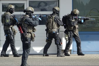 An der Terrorabwehr-Übung beteiligen sich im Großraum Kiel rund 1500 Polizisten, Rettungskräfte und Opfer-Darsteller.