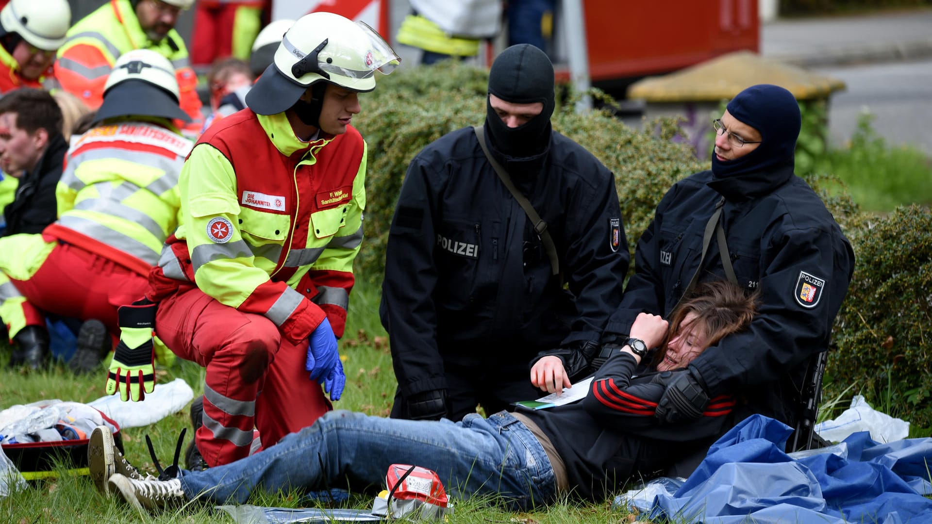 Polizisten, Rettungskräfte und Opferdarsteller bei der Übung.