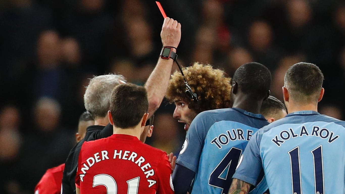 Harte Entscheidung: Fellaini sieht nach einer vermeintlichen Kopfnuss gegen Agüero die Rote Karte.