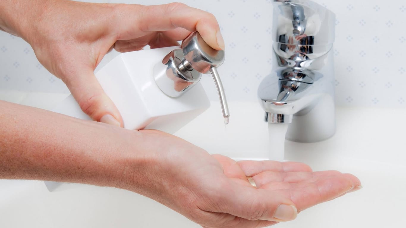 Händewaschen: Vor allem auf öffentlichen Toiletten sind Flüssigseifen hygienischer als Seifenstücke.