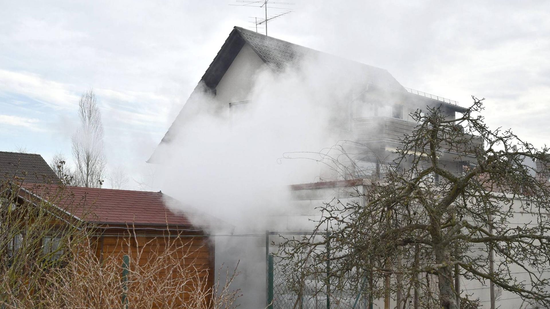 Die Flammen machten das Haus einer dreiköpfigen Familie unbewohnbar (Symbolfoto) Die Flammen machten das Haus einer dreiköpfigen Familie unbewohnbar (Symbolfoto)