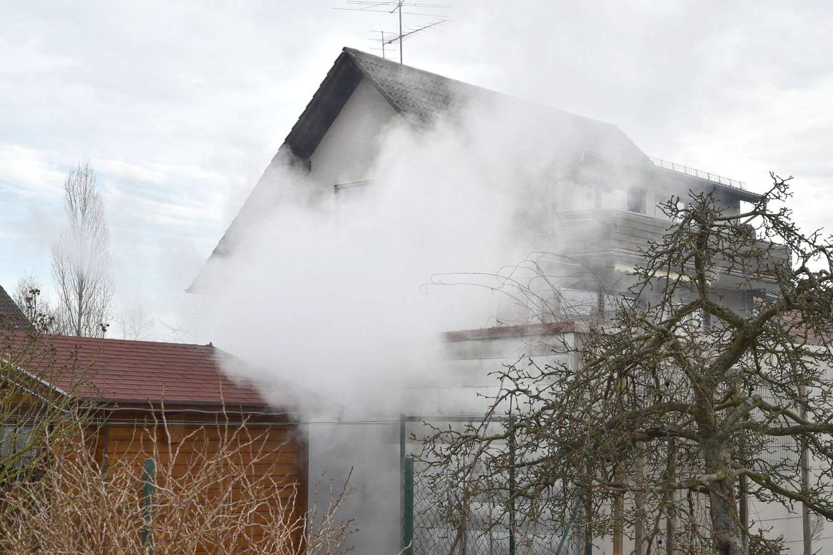Die Flammen machten das Haus einer dreiköpfigen Familie unbewohnbar (Symbolfoto)