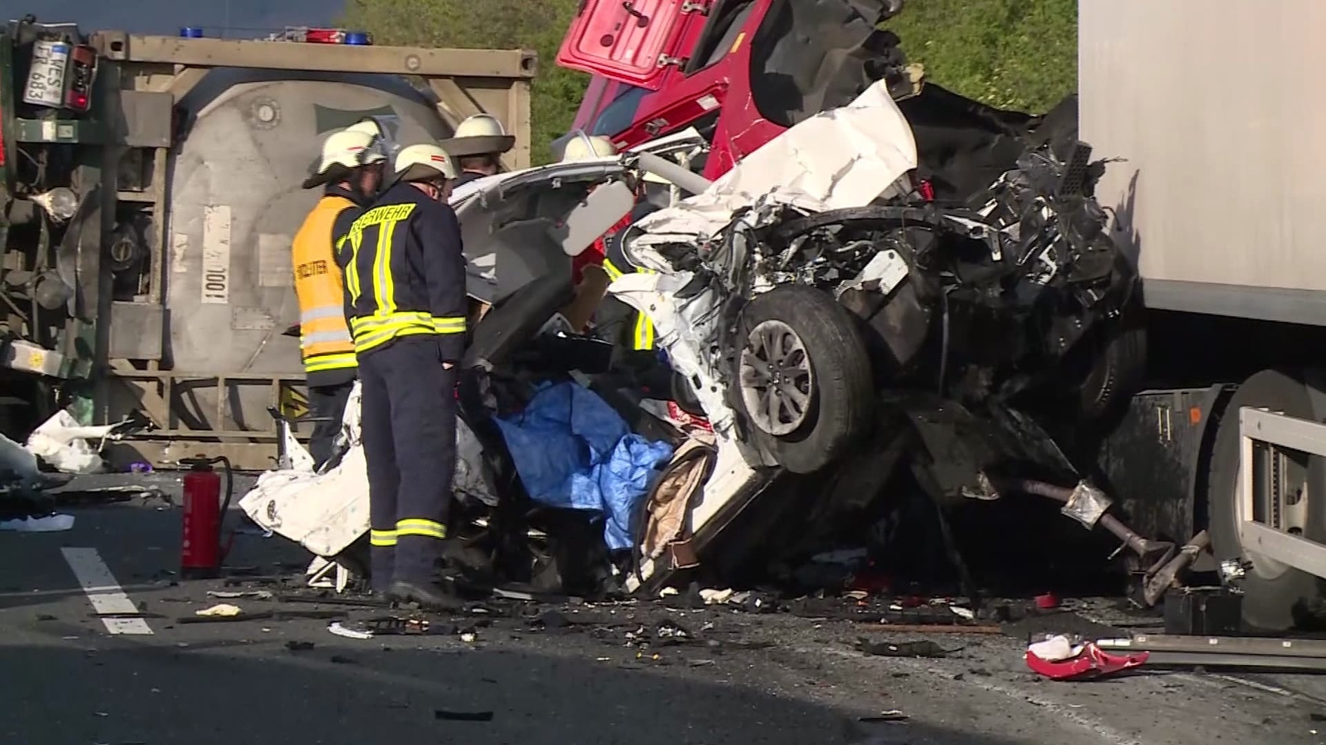 Bei dem Aufprall kippte das Führerhaus des auffahrenden Sattelzugs auf den Geländewagen und zerdrückte diesen. Mutter und Kind starben noch am Unfallort.