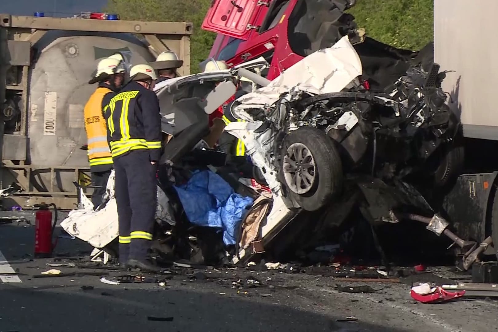 Bei dem Aufprall kippte das Führerhaus des auffahrenden Sattelzugs auf den Geländewagen und zerdrückte diesen. Mutter und Kind starben noch am Unfallort.