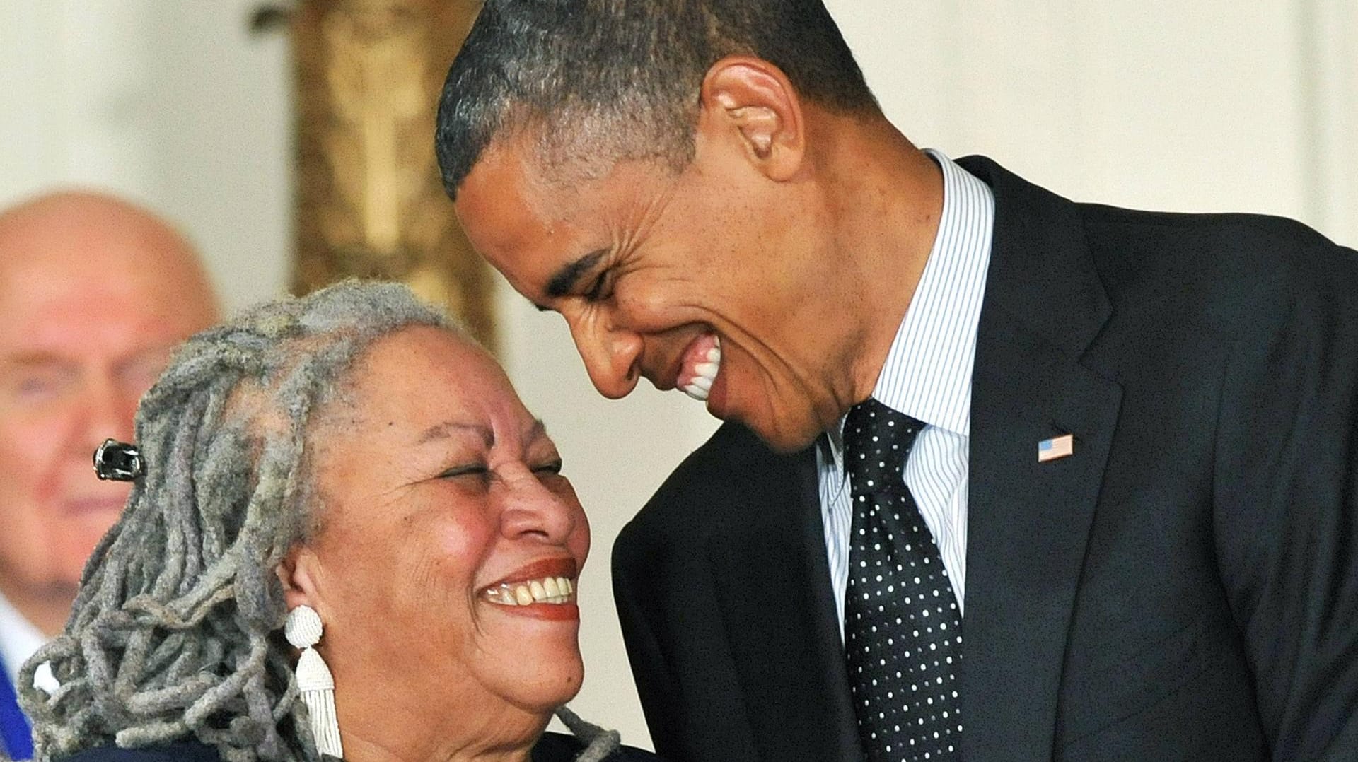 Toni Morrison und Barack Obama bei der Verleihung der Presidential Medal of Freedom 2012. Toni Morrison und Barack Obama bei der Verleihung der Presidential Medal of Freedom 2012.