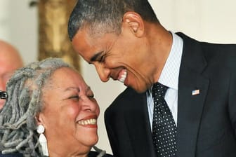 Toni Morrison und Barack Obama bei der Verleihung der Presidential Medal of Freedom 2012.
