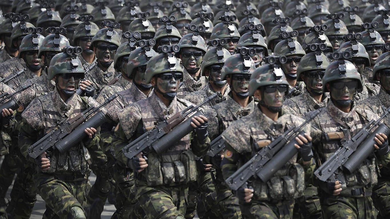 Machthaber Kim Jong-Un demonstriert Stärke - Nordkoreanische Kommandosoldaten marschieren bei einer Militärparade in Pjöngjang.